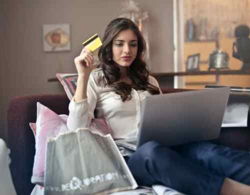 בחורה רוכשת באשראי באתר