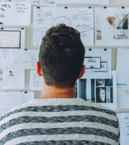 מחקר - איש מסתכל על הקיר